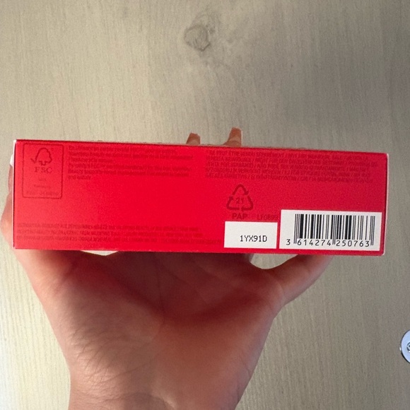 NWT Valentino Red Geometric Cosmetic Bag with two long lasting lipsticks - Picture 4 of 12